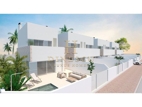 Foto 2 de Casa adossada en venda a Torre de la Horadada de 3 habitacions amb terrassa i piscina