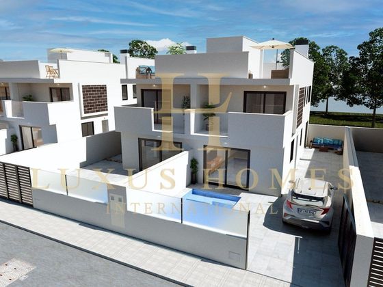 Foto 1 de Chalet en venta en San Pedro del Pinatar de 3 habitaciones con terraza y piscina