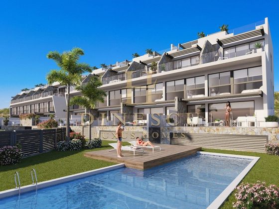 Foto 1 de Venta de piso en Guardamar Playa de 3 habitaciones con terraza y piscina