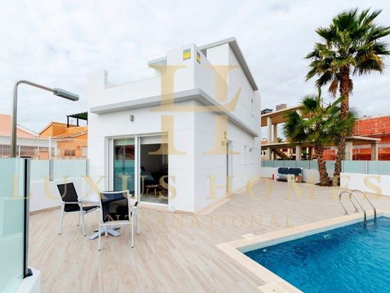 Foto 1 de Chalet en venta en Playa de los Locos de 3 habitaciones con terraza y piscina