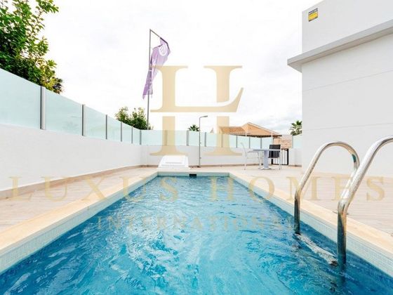 Foto 2 de Chalet en venta en Playa de los Locos de 3 habitaciones con terraza y piscina