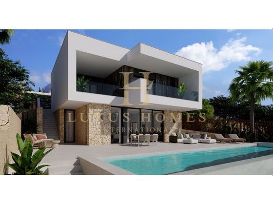 Foto 1 de Chalet en venta en Cala de Finestrat de 3 habitaciones con terraza y piscina