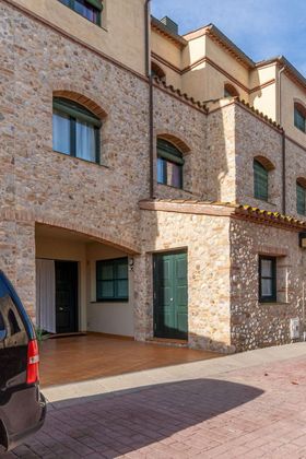 Foto 2 de Casa adossada en venda a Torroella de Fluvià de 4 habitacions amb terrassa i piscina
