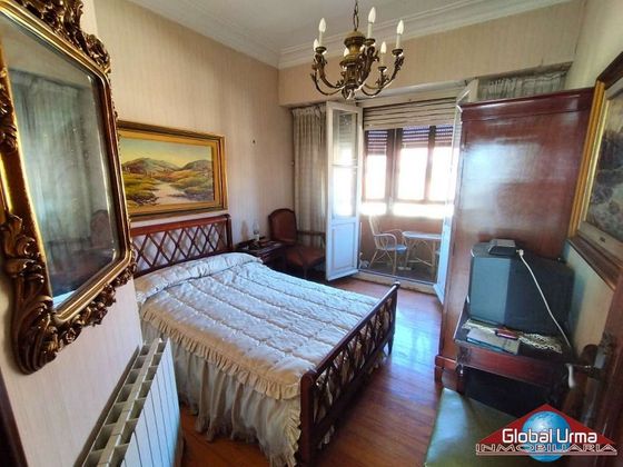 Foto 1 de Pis en venda a Centro - Desierto - Arrontegi de 3 habitacions amb balcó i calefacció
