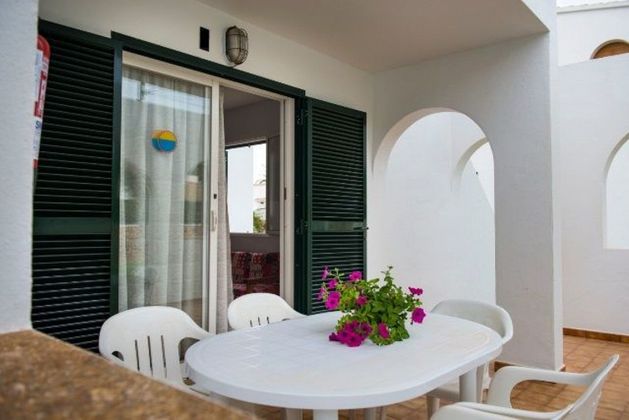 Foto 2 de Pis en venda a Cala Blanca de 2 habitacions amb terrassa i piscina