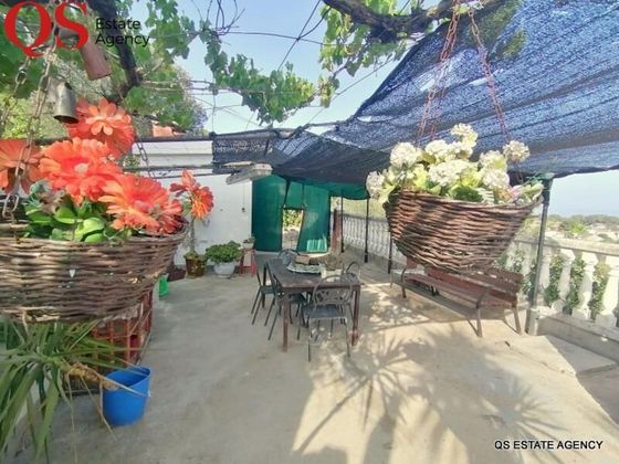 Foto 1 de Xalet en venda a Costa Cunit - Els Jardins - Els  Rosers de 4 habitacions amb terrassa i piscina
