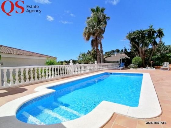Foto 2 de Xalet en venda a Costa Cunit - Els Jardins - Els  Rosers de 4 habitacions amb terrassa i piscina