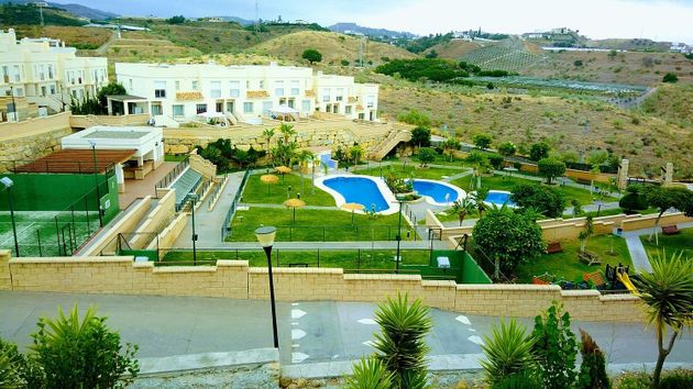 Foto 2 de Casa adosada en alquiler en Benajarafe – Almayate de 3 habitaciones con terraza y piscina