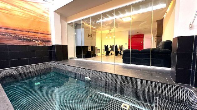 Foto 2 de Casa adossada en venda a Centro - Torrevieja de 2 habitacions amb piscina i aire acondicionat