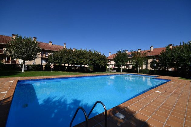 Foto 1 de Casa adossada en venda a Lardero de 4 habitacions amb terrassa i piscina