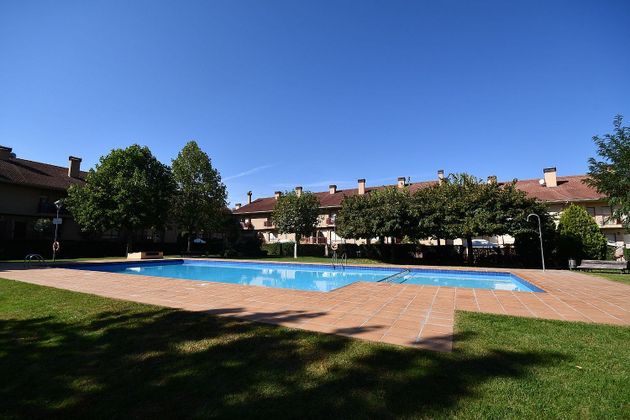 Foto 2 de Casa adossada en venda a Lardero de 4 habitacions amb terrassa i piscina