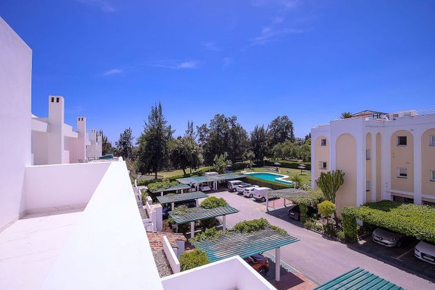 Foto 1 de Venta de casa adosada en Benahavís de 4 habitaciones con terraza y piscina