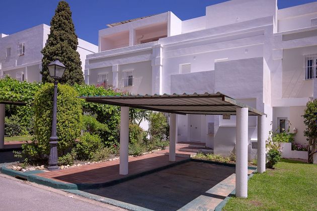 Foto 2 de Venta de casa adosada en Benahavís de 4 habitaciones con terraza y piscina