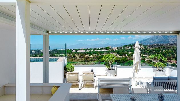 Foto 2 de Ático en venta en Los Monteros - Bahía de Marbella de 4 habitaciones con terraza y piscina