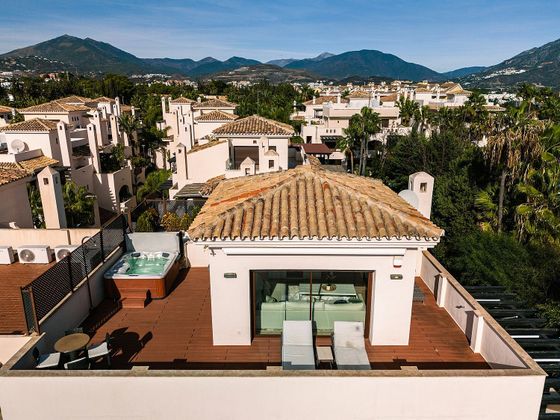 Foto 1 de Àtic en venda a Nueva Andalucía centro de 5 habitacions amb terrassa i piscina
