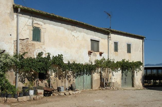 Foto 2 de Casa rural en venda a Vilafant de 6 habitacions amb terrassa i jardí