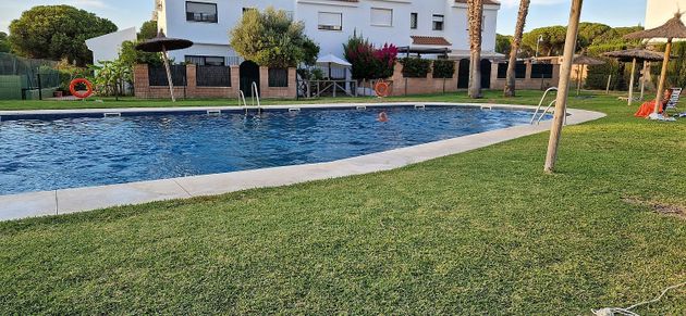 Foto 2 de Venta de casa en Cartaya de 4 habitaciones con piscina