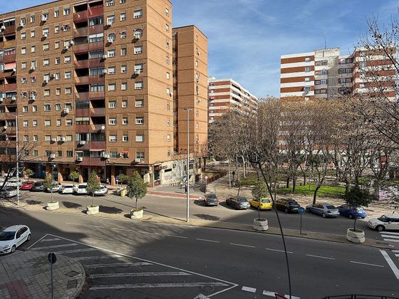 Foto 1 de Alquiler de piso en calle Banderas de Castilla de 3 habitaciones con terraza y muebles