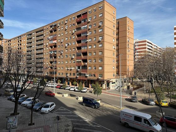 Foto 2 de Pis en lloguer a calle Banderas de Castilla de 3 habitacions amb terrassa i mobles