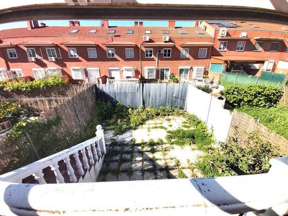 Foto 1 de Casa adossada en venda a Zona Norte - Universidad en Móstoles de 5 habitacions amb terrassa i jardí