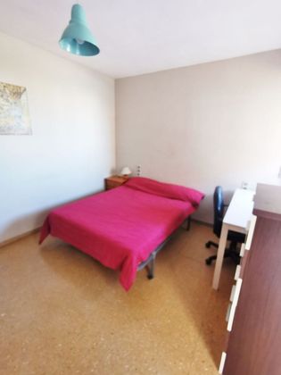Foto 2 de Pis en lloguer a La Carrasca de 4 habitacions amb mobles i balcó