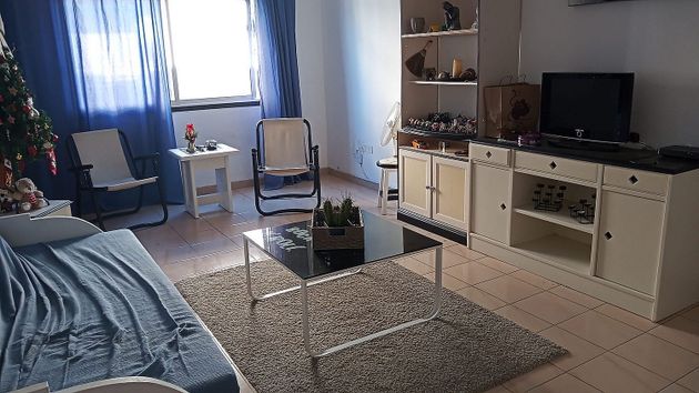 Foto 2 de Pis en lloguer a calle Uvero de 3 habitacions amb mobles i balcó