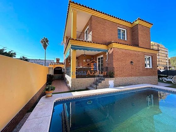 Foto 2 de Casa adossada en venda a Zona Piscinas de 3 habitacions amb terrassa i piscina