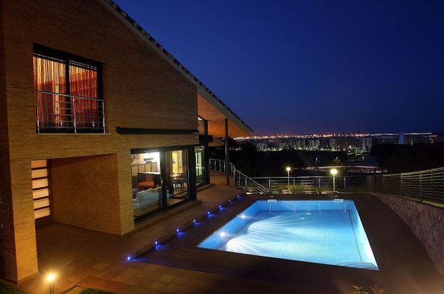 Foto 1 de Venta de chalet en calle De Cosse de 4 habitaciones con terraza y piscina