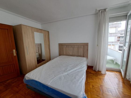 Foto 2 de Pis en lloguer a calle Floranes de 4 habitacions amb terrassa i mobles
