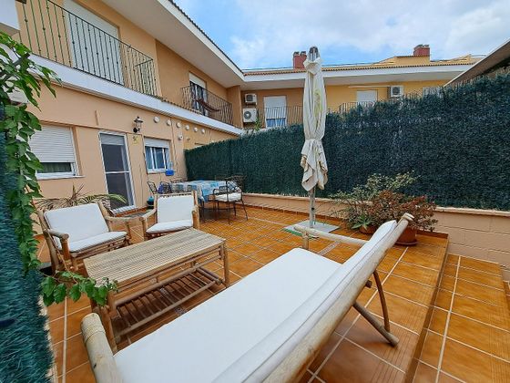 Foto 2 de Casa adossada en venda a calle Rocafort de 5 habitacions amb terrassa i piscina