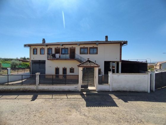 Foto 1 de Xalet en venda a Montehermoso de 6 habitacions amb terrassa i piscina