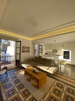 Foto 1 de Alquiler de ático en El Raval de 3 habitaciones con terraza y muebles