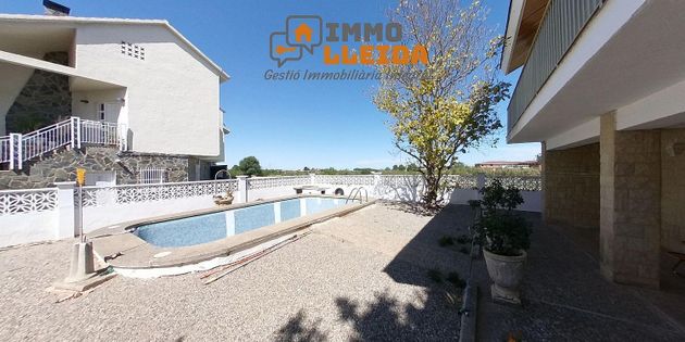Foto 2 de Venta de chalet en Borges Blanques, Les de 6 habitaciones con terraza y piscina
