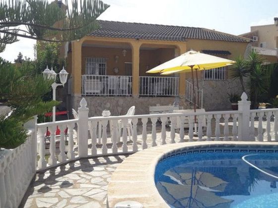 Foto 1 de Casa en venta en Montroy de 3 habitaciones con piscina y jardín