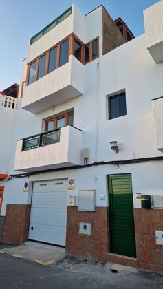 Foto 1 de Venta de piso en calle Reina Tufia de 3 habitaciones con garaje y balcón
