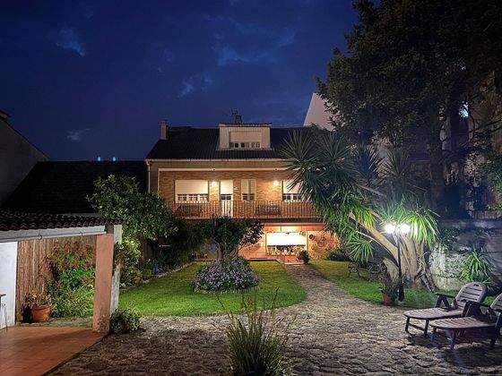 Foto 1 de Casa adossada en venda a Cambados de 5 habitacions amb garatge i jardí