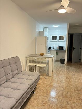 Foto 1 de Piso en alquiler en calle Fariones de 2 habitaciones con muebles y balcón