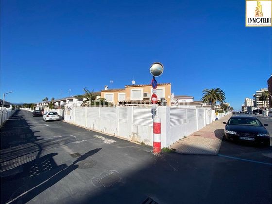 Foto 2 de Casa adossada en venda a Playa norte de 5 habitacions amb terrassa i jardí