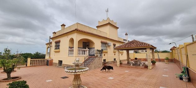 Foto 1 de Casa rural en venda a Las Palmeras-Dehesilla de 4 habitacions amb terrassa i jardí