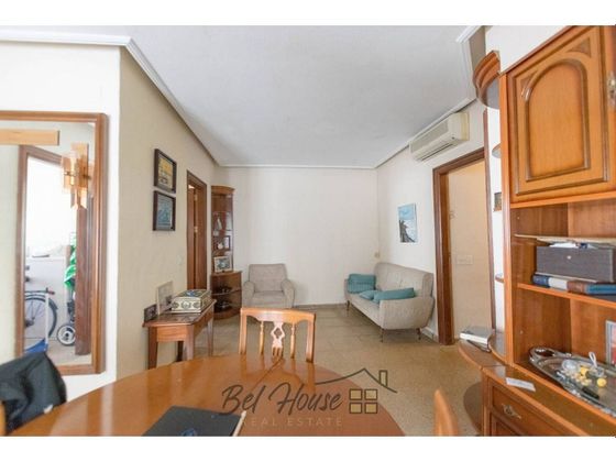 Foto 2 de Casa adossada en venda a calle Campoamor de 3 habitacions amb aire acondicionat
