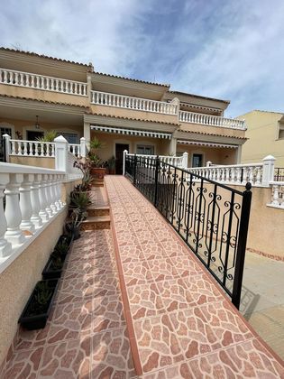 Foto 1 de Casa adossada en venda a calle Veleta de 3 habitacions amb terrassa i piscina