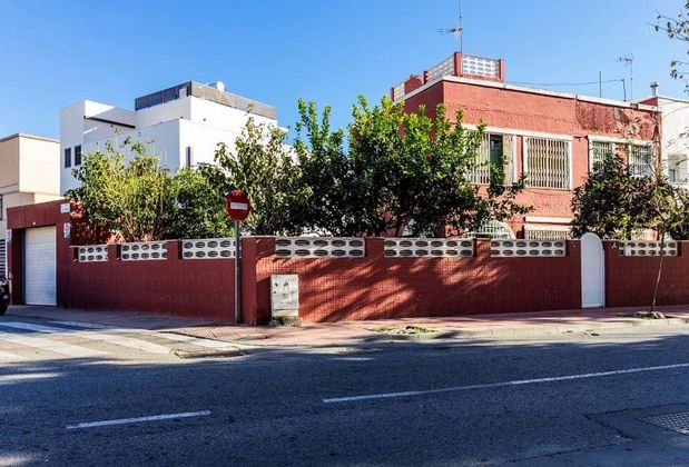 Foto 1 de Casa adossada en venda a calle Guatemala de 4 habitacions amb terrassa i garatge