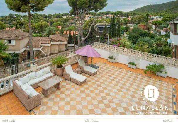 Foto 1 de Xalet en venda a Montmar de 9 habitacions amb terrassa i piscina