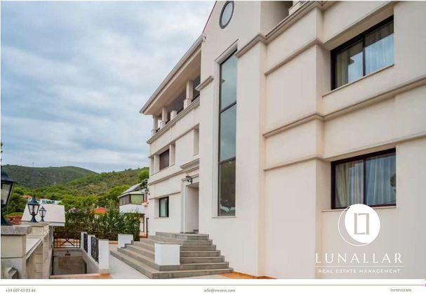 Foto 2 de Chalet en venta en Montmar de 9 habitaciones con terraza y piscina