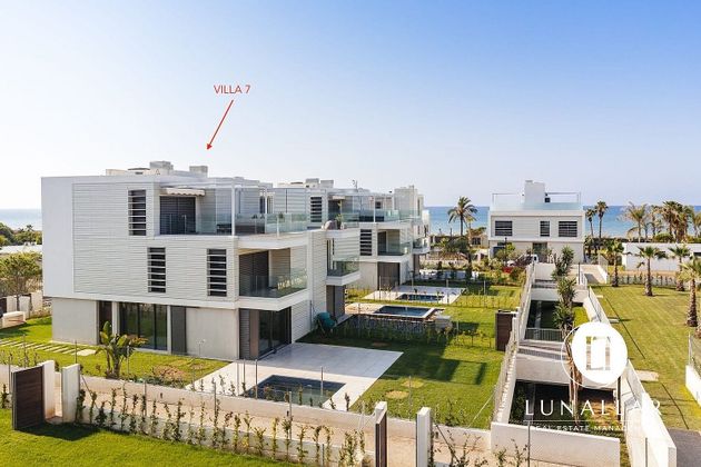 Foto 2 de Casa en venta en Gavà Mar de 5 habitaciones con terraza y piscina