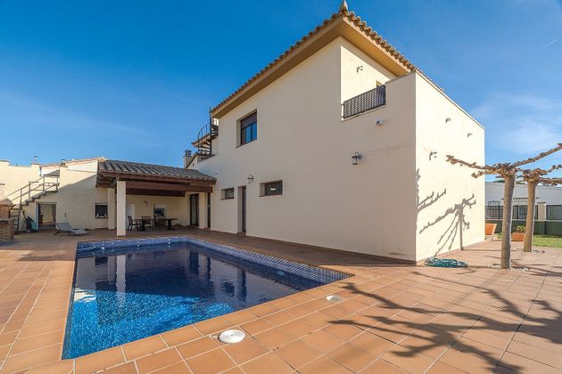 Foto 2 de Chalet en venta en calle Montseny de 4 habitaciones con terraza y piscina