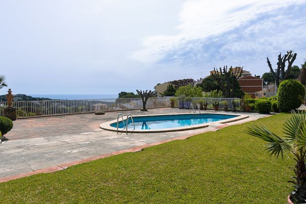 Foto 2 de Chalet en venta en calle Empordà de 6 habitaciones con terraza y piscina