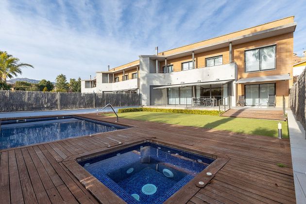 Foto 1 de Casa adossada en venda a avenida Barcelona de 5 habitacions amb terrassa i piscina