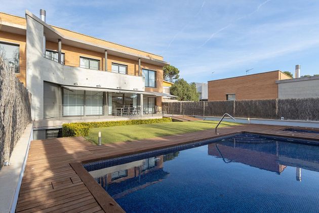 Foto 2 de Casa adossada en venda a avenida Barcelona de 5 habitacions amb terrassa i piscina
