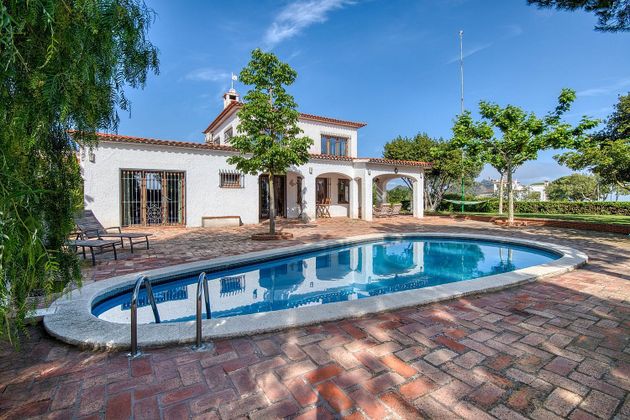 Foto 1 de Casa rural en venda a calle Del Girasol de 9 habitacions amb terrassa i piscina